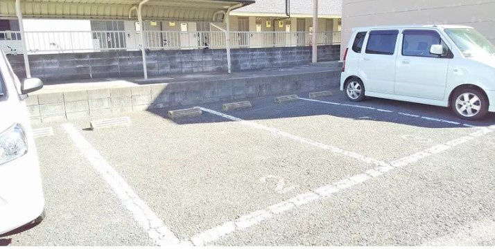レオパレスシャルムの駐車場