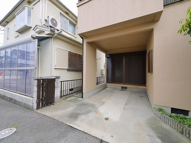 筒井町一戸建貸家の駐車場