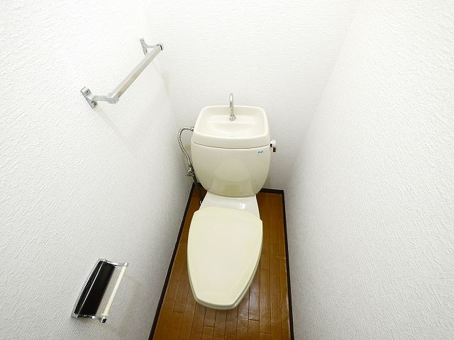乙木ハイツAのトイレ|落ち着いた色調のトイレです