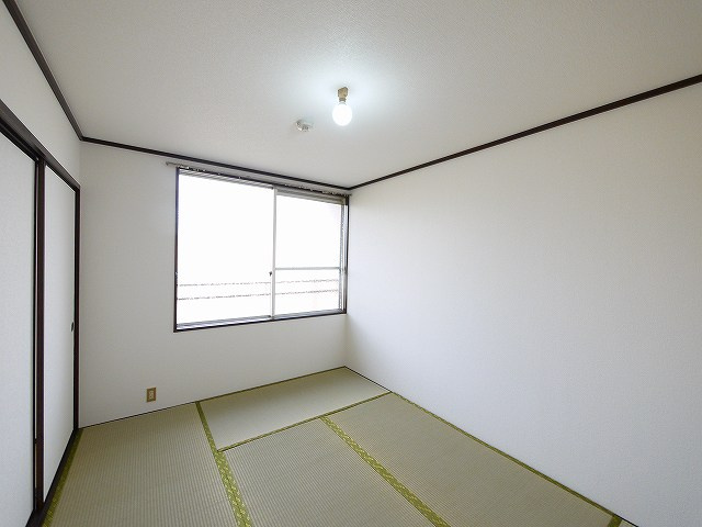 乙木ハイツAの和室|明るい和室です