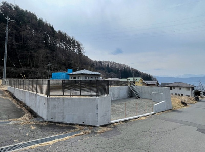 【外観】 | 下諏訪町武居北 売地５ | 駐車場としても、風よけになり使い方色々便利なスペースです♪