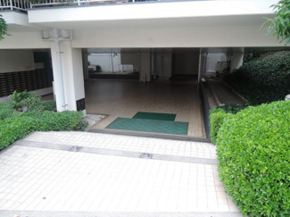 【エントランス】 | 東急田園都市線「宮前平」駅徒歩17分！またはバス7分「白井坂」バス停徒歩6分！