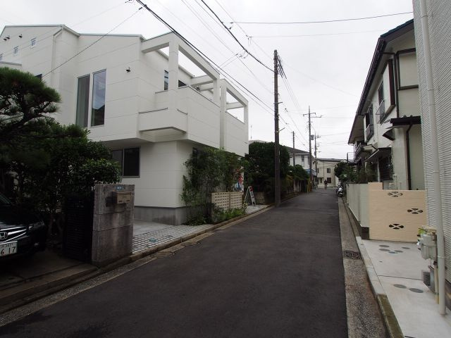 保土ヶ谷区権太坂１丁目全２棟　新築戸建ての前面道路含む現地写真