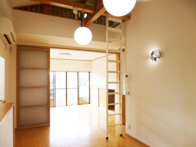ステージア萩山の居間・リビング|広々としたLDK！キッチンは人気の対面タイプです♪