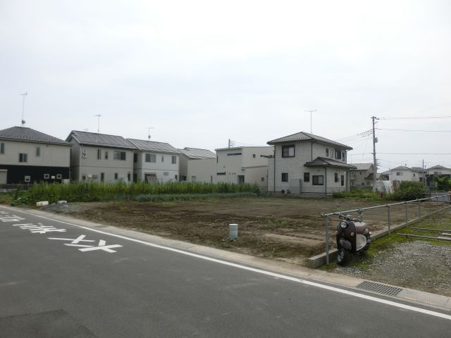 鴻巣市愛の町の売地の前面道路含む現地写真