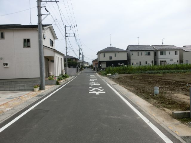 鴻巣市愛の町の売地の前面道路含む現地写真