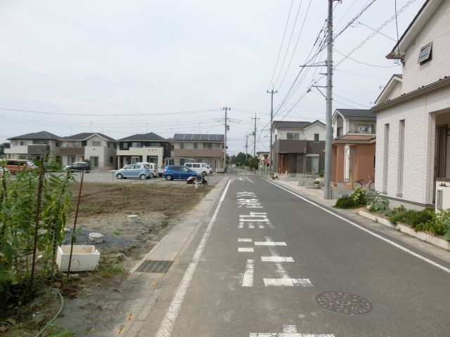 鴻巣市愛の町の売地の前面道路含む現地写真