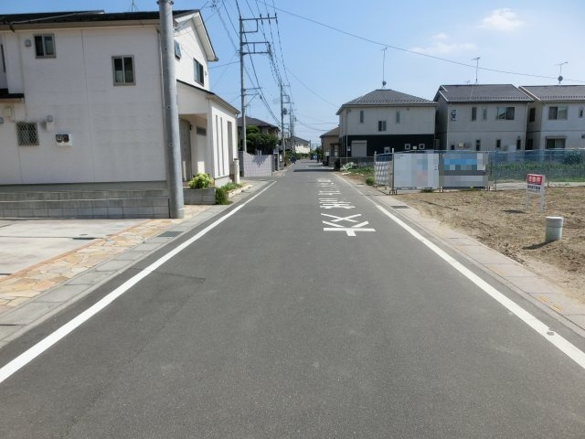 鴻巣市愛の町の売地の前面道路含む現地写真|前面道路の写真です。右側が物件です。