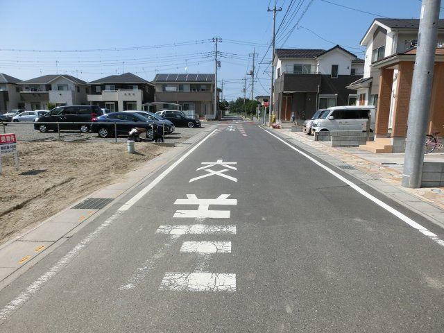 鴻巣市愛の町の売地の前面道路含む現地写真|前面道路の写真です。左側が物件です。