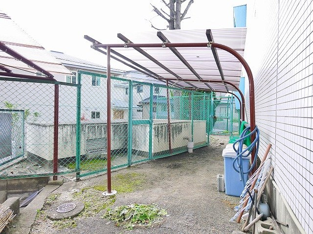 聖和ハイツ生駒Aのその他共用部分|屋根付き駐輪場です