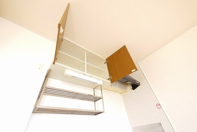 セジュール大安寺Ⅱのキッチン|キッチン上部には収納スペースもあります