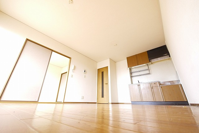 セジュール大安寺Ⅱの居間・リビング|使いやすいリビングです