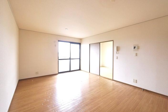 セジュール大安寺Ⅱの居間・リビング|ゆったり過ごせるリビングです