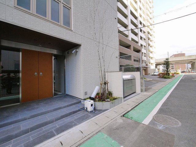 シャーメゾン　エクラージュのエントランス|オートロック付きで安心。