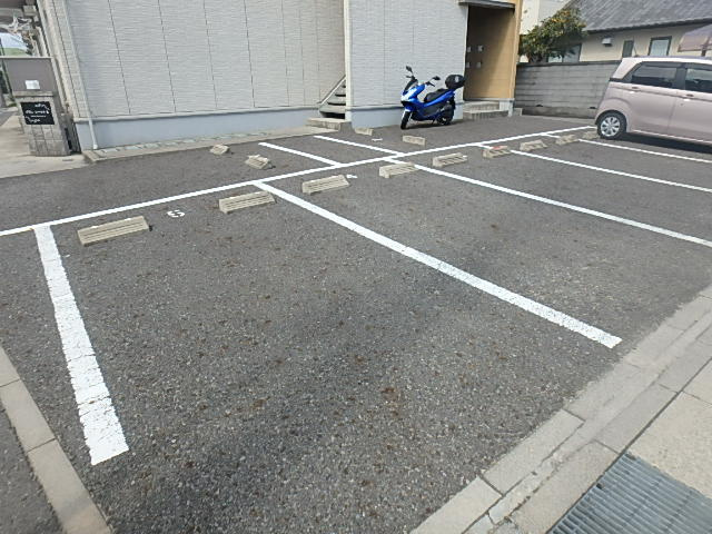 グランシャリオＭの駐車場