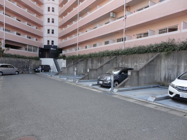 バッハレジデンスKOBEWESTBの駐車場
