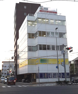 【外観】 | ビル外観です。札場筋交差点（南西角地）にありますので目立ちます。
屋上看板も募集中です（詳細はお問い合わせ下さい！）