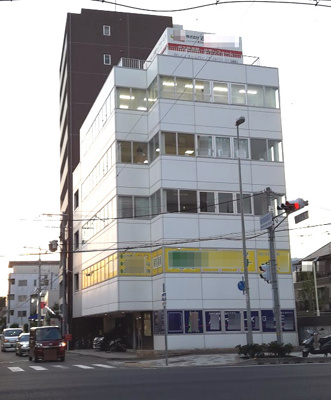 【外観】 | 興亜ビル6号館（N's夙川ビル） | ビル外観です。札場筋交差点（南西角地）にありますので目立ちます。
屋上看板も募集中です（詳細はお問い合わせ下さい！）