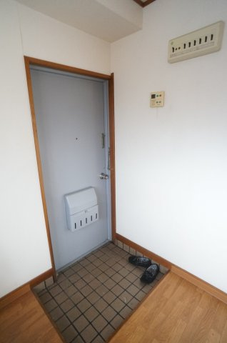 旭マンションの玄関