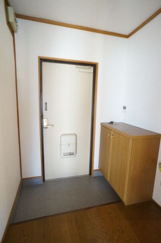 村上マンションの玄関