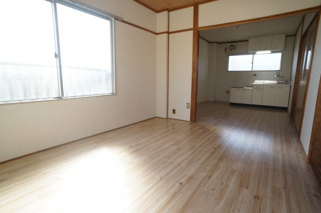 村上マンションの居間・リビング|南側からの光もたっぷり入ります！