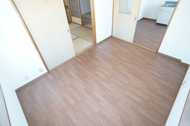 村上マンションの洋室