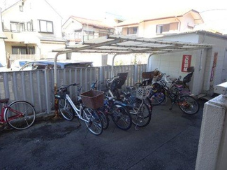 【その他共用部分】 | 屋根つきの駐輪場で雨が降っても大切な自転車が濡れなくてすみます♪荷物が重いときに自転車があれば助かりますね！