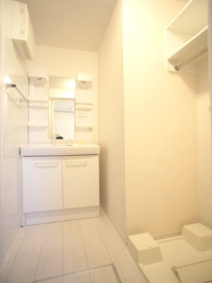 【独立洗面台】 | アヴニール | 洗髪洗面化粧台と洗濯機置き場があります♪