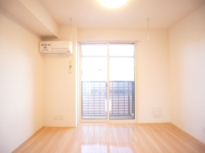 【居間・リビング】 | アヴニール | 照明器具と便利な室内物干しが付いています。