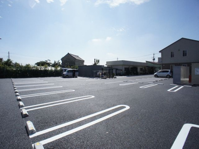 【駐車場】 | アヴニール | お部屋に駐車場2台付きで4320円となります。退去時まで解約は不可となります♪