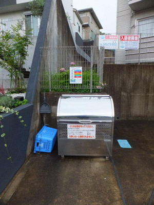 【エントランス】 | メルベーユⅠ | 敷地内ごみ置き場でごみ出しもらくらく～♪忙しい社会人さんや主婦さんにはうってつけ！