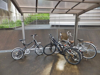 【その他共用部分】 | 屋根付きの駐輪場で雨が降っても安心♪お買物に自転車を利用するのも良いですよね☆