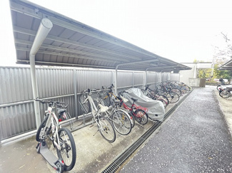 【その他共用部分】 | 屋根付きの駐輪場があるので雨が降っても安心です☆自転車があれば通勤通学・お買物にも便利です☆