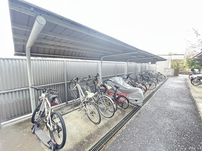 【その他共用部分】 | ビューテラス王禅寺 | 屋根付きの駐輪場があるので雨が降っても安心です☆自転車があれば通勤通学・お買物にも便利です☆