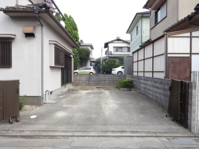 【駐車場】 | 稲美町国岡貸家１ | 軽自動車であれば３台・普通車であれば２台駐車可能♪