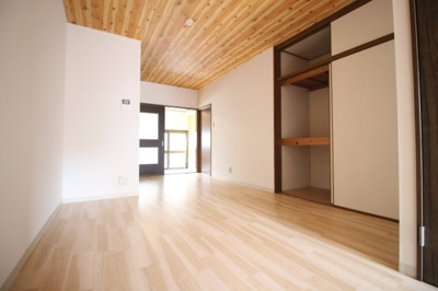 【居間・リビング】 | レトロハウス平野元町 | 14.5帖の広いリビングです♪