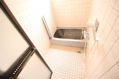 【浴室】 | レトロハウス平野元町 | 清潔感のあるお風呂です。