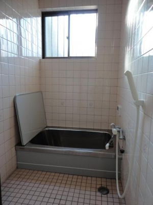 【浴室】 | 平野元町長屋 | 清潔感のあるお風呂です。