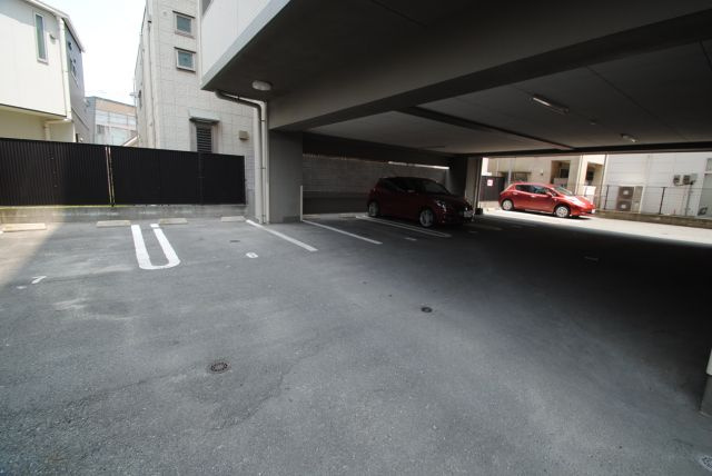 アドラシオンの駐車場