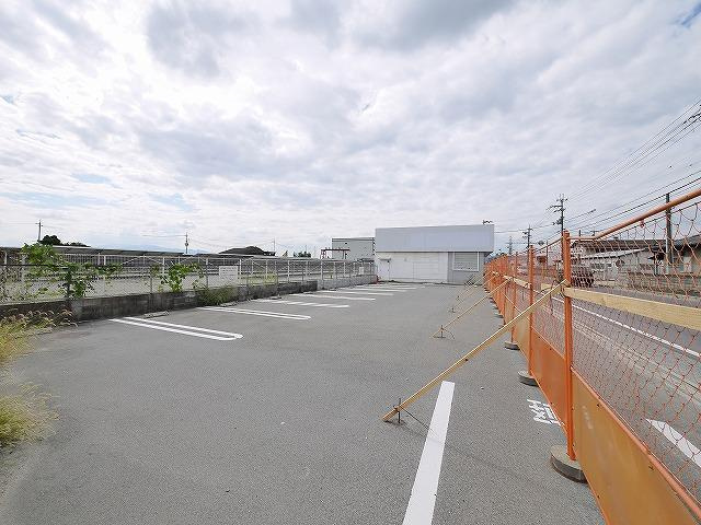 横田町店舗の駐車場