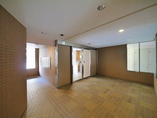 ローレルスクエア登美ヶ丘第1期のエントランス|広いエントランスは自動ドア式で便利