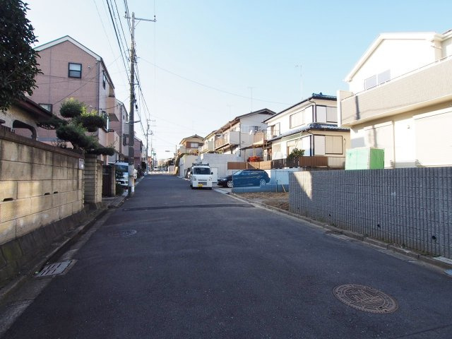 保土ヶ谷区新桜ヶ丘２丁目　新築戸建ての前面道路含む現地写真|南側道路に面し陽当りも良好。前面道路の幅員も広く開放感もたっぷりです。