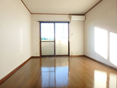 【居間・リビング】 | 稲荷ハイツ | エアコン付きの洋室です