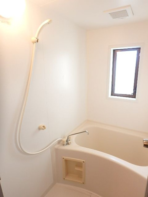 【浴室】 | 稲荷ハイツ | 窓があり、自然光の入るお風呂です