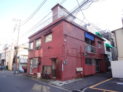 【外観】 | 平和荘 | 平和荘　三河島駅から徒歩５分・日暮里駅から徒歩９分！尾竹橋通りから１本中に入っていて静かな環境です！日暮里の繊維街通りもすぐ近くです！２階建ての赤いアパート。