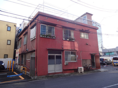 【外観】 | 平和荘 | 平和荘　三河島駅から徒歩５分・日暮里駅から徒歩９分！尾竹橋通りから１本中に入っていて静かな環境です！日暮里の繊維街通りもすぐ近くです！２階建ての赤いアパート。