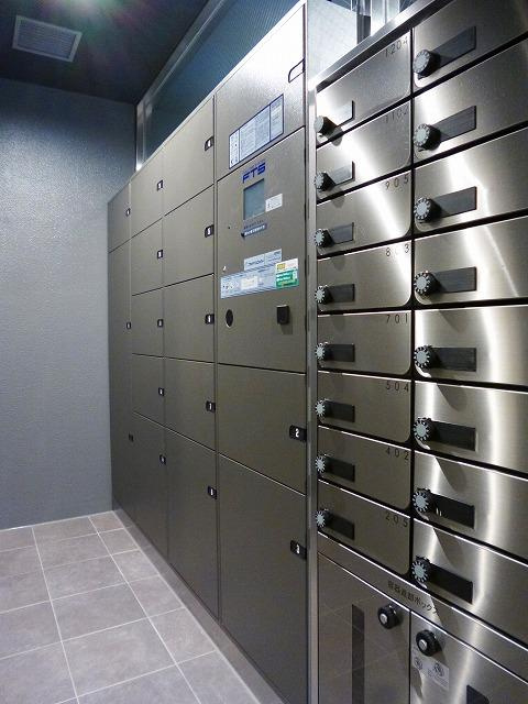 ParkAxis上野・稲荷町のエントランス|パークアクシス上野・稲荷町の宅配ＢＯＸと出前容器返却ＢＯＸです