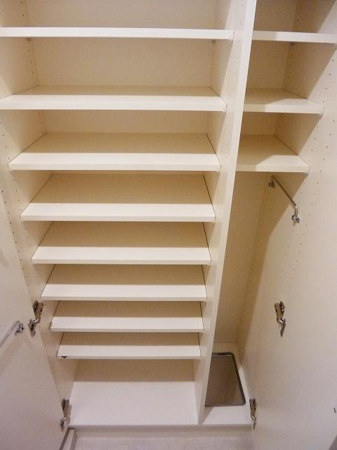 ParkAxis上野・稲荷町の設備|パークアクシス上野・稲荷町の収納豊富なトールタイプのシューズＢＯＸです