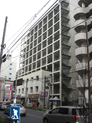 【外観】 | ライベスト武蔵小金井 | 1階にセブンイレブンがあり便利です。駅からも明るい広い通りをまっすぐ一本道。土日以外は管理人もいて女性にも安心。付近は買い物や食事に出かけるのに便利。学生さんや新社会人にお勧めです。