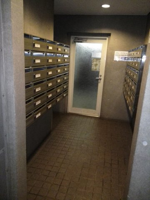 【その他共用部分】 | ライベスト武蔵小金井 | 集合ポスト　奥の扉の外にはゴミ出し場と自転車置き場があります。